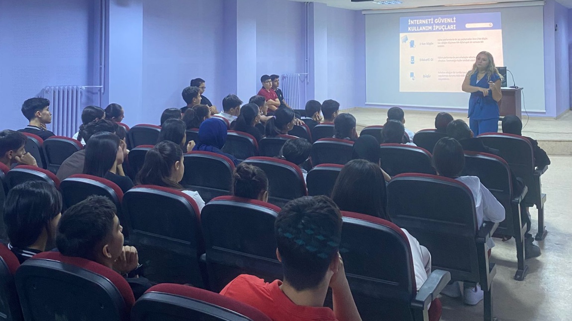 Bilinçli Teknoloji Kullanımı ve Dijital Okuryazarlık Konularında Öğrencilerimiz için Seminer Düzenlenmiştir